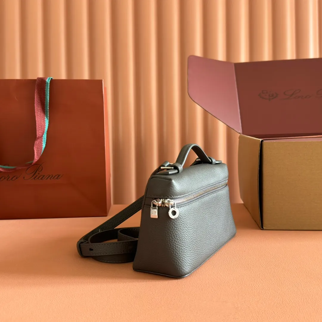p1160💋💋💋【Original leather configuration counter complete set of packaging】 𝐋𝐨𝐫𝐨 𝐏𝐢𝐚𝐧@ Extra pocket L19 series handbag/crossbody bag, all steel, the most comfortable life is the undefined life, just like loro The material design of pian@ does not require complicated design styles. The simple and soft outline is elegant and durable, like an exquisite cosmetic case, which perfectly balances appearance and functionality. The leather is delicate and feels as soft as butter. The small bag has a large capacity. It is not only portable with a thin shoulder strap, but can also be worn cross-body. Sisters who have a special liking for minimalist style can buy it. It is simple and versatile. The simpler, the more different. Stars and Instagram celebrities are all planting it. There are two sizes of 19 cm and 27 cm. One is exquisite and casual, and the other is elegant and grand. Size: Small: length 19×width 7×height 12cm (